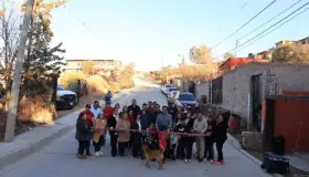 Entrega Alcalde dos calles pavimentadas en El Rastro