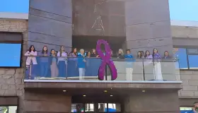 Colocan listón morado por Día de la Mujer