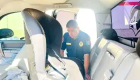 Capacitan a bomberos sobre el uso de la silla para bebé