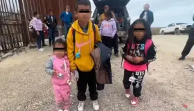 Abandona pollero a tres niños en la frontera de Arizona con México