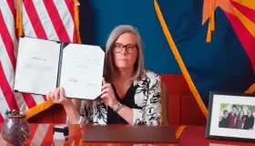 Veta gobernadora de Arizona Ley anti inmigrante