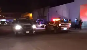 Intentan ‘levantarlo’ y lo golpean en la cabeza