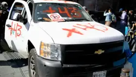 Ante negación de dialogo normalistas de Ayotzinapa derriban puerta de Palacio Nacional