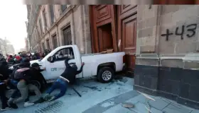 Denuncia AMLO “mano negra” por derribo de puerta, “Es una vulgar provocación”