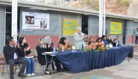 Honran a maestros con sus nombres en plantel educativo