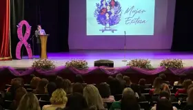 Realizan conferencia sobre el Día Internacional de la Mujer