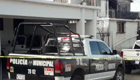 Familia encuentra ladrón en pleno robo