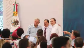 Supervisa López Obrador y Alfonso Durazo sistema de salud en Sonora