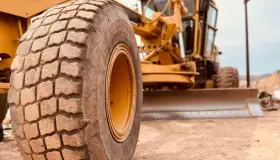 Dan mantenimiento a calles aledañas a obras