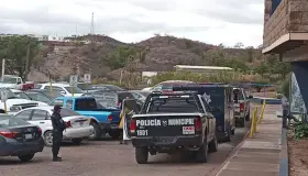 Realizan robo y daños a vehículo frente a unidad deportiva