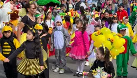 Desfilan pequeños por el Día de la Primavera