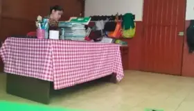 Quitan de su cargo a maestra que tiró libretas al suelo de alumnos en Toluca