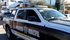 Provocan daños a vehículos y se dan a la fuga