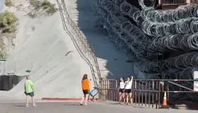 Retiran alambre de puas de muro fronterizo