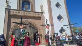 Son nogalenses testigos de Viacrucis personificado por integrantes de la Catedral