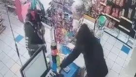 Asaltan a mano armada un expendio en los Virreyes