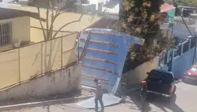 Causan daños fuertes vientos en edificaciones y estructuras