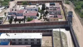 Brinca la barda reo del Cereso de Nogales y escapa