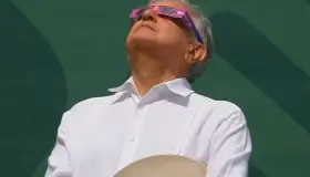 Se da tiempo AMLO para ver el eclipse solar en Mazatlán, Sinaloa