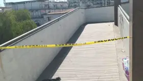 Permanece 48 horas persona sin vida en puente peatonal