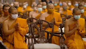 Arroja pareja en India más de 40 mdp a la calle para convertirse en monjes