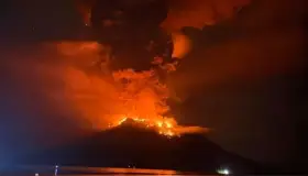 Hace volcán erupción en Indonesia; evacúan a cientos de personas