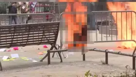 Se prende fuego una persona frente a la corte donde enjuician a Trump