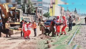 Rescatan a trabajadores sepultados en una zanja en la avenida Ruiz Cortines de Nogales