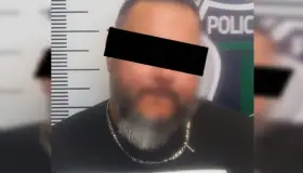 Queda embancado conductor ebrio y es detenido por las autoridades