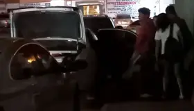 Atacan madre e hija a adolescente