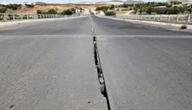 Revisan problema de cuarteadura de puente al sur de la ciudad