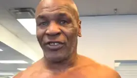 Se agarra Mike Tyson a ‘trompos’ en calle de Nueva York