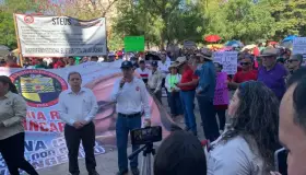 Marchan Staus y Steus para exigir mejores prestaciones