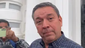 Prohíbe la SEC pidan cuotas en escuelas para aires