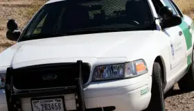 Iban tres en cajuela de auto