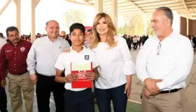 Entrega Gobernadora becas