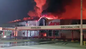 Arrasa incendio con centro comercial