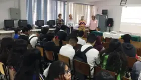 Reciben alumnos beneficios