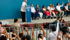 En consulta a mano alzada, López Obrador decide política migratoria con EU