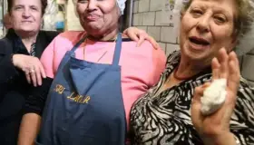Prefirió contratar abuelitas que prestigiosos chefs ¡es un éxito!