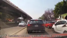 VIDEO: En 20 segundos, así fue un asalto a camioneta en pleno tráfico en CDMX