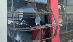 Sorprenden a sujetocuando robaba en auto