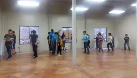 Apoyan jóvenes a paseantes