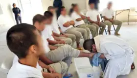 Realizan jóvenes lavatorio de pies