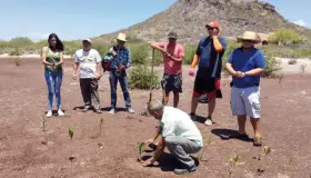 Se unen vacacionistas a celebración