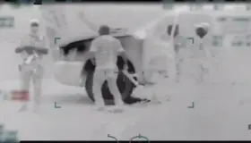 Escolta grupo armadoa mujer hasta la línea