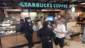 Conviven agentes con la comunidad