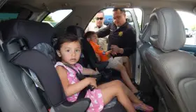 Entregan sillas parainstalar en vehículos