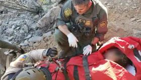 Rescatan a mujer migrante