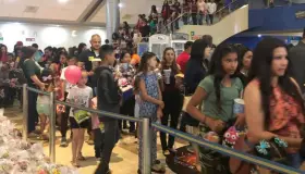 Festejan a niños con cine y dulces